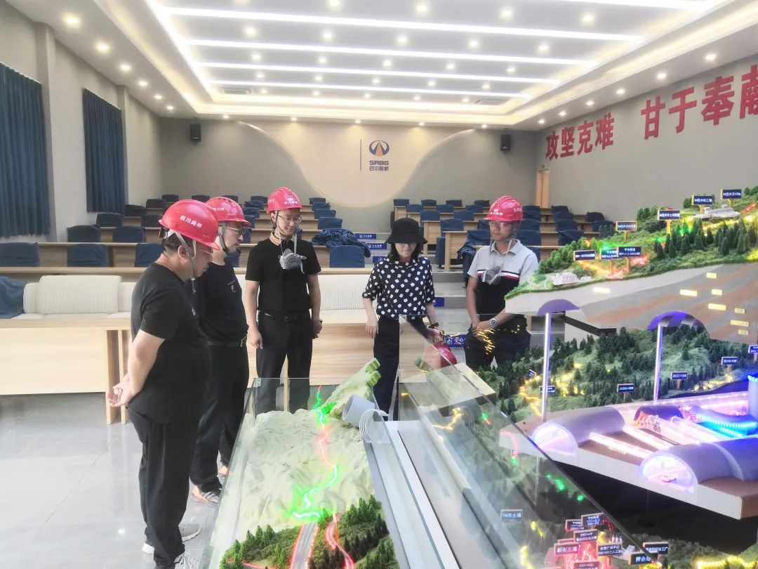 四川路橋副總工程師鄧運(yùn)祥到寧攀高速ZCB1-6、ZCB1-7/8項(xiàng)目檢查指導(dǎo)工作