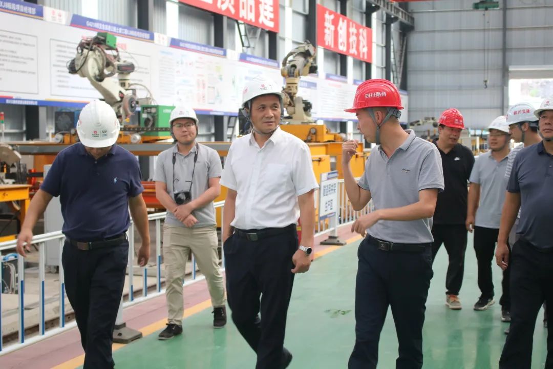 四川路橋黨委委員、紀(jì)委書記朱年紅到宜金高速XJ8標(biāo)檢查指導(dǎo)工作