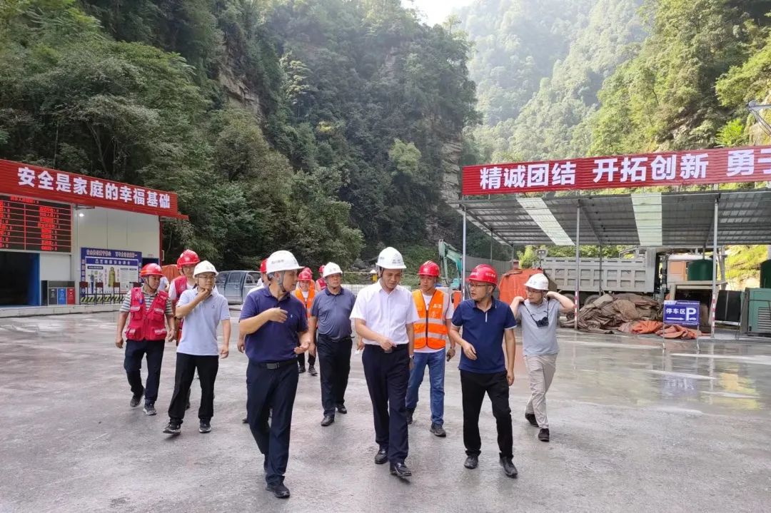 四川路橋黨委委員、紀(jì)委書記朱年紅赴宜金高速公路XJ6項(xiàng)目檢查指導(dǎo)工作