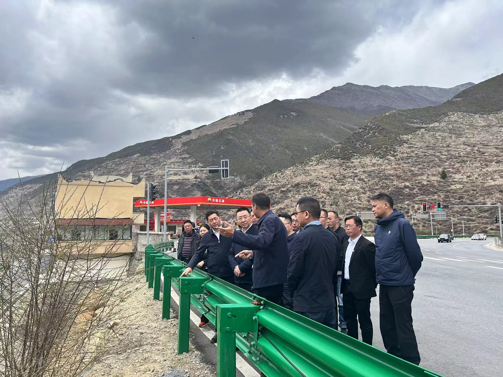 阿壩州委常委、州紀(jì)委書記、監(jiān)委主任袁震到都四山地軌道交通項(xiàng)目DSZH標(biāo)檢查指導(dǎo)工作