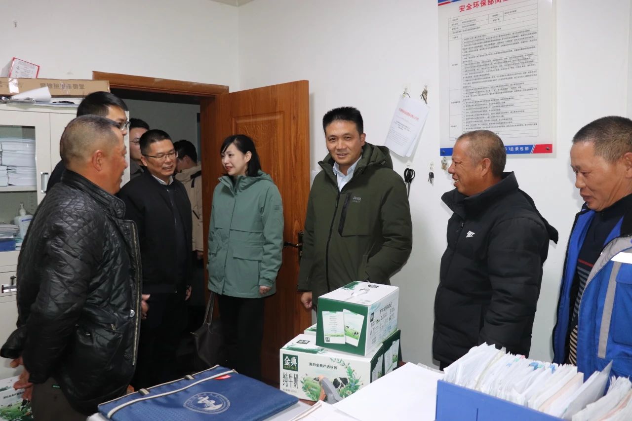 四川路橋黨委委員、董事、工會主席朱年紅赴川交公司項目一線開展“冬送溫暖”慰問活動