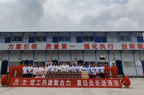 廣漢市總工會聯(lián)合川交路面公司黨總支赴遂渝擴(kuò)容ZCB1-1項目開展“夏送清涼”活動