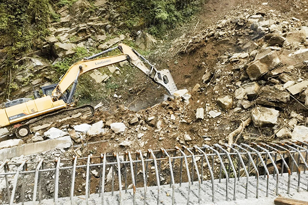 精準預判與緊急避險，成功化解塌方危機