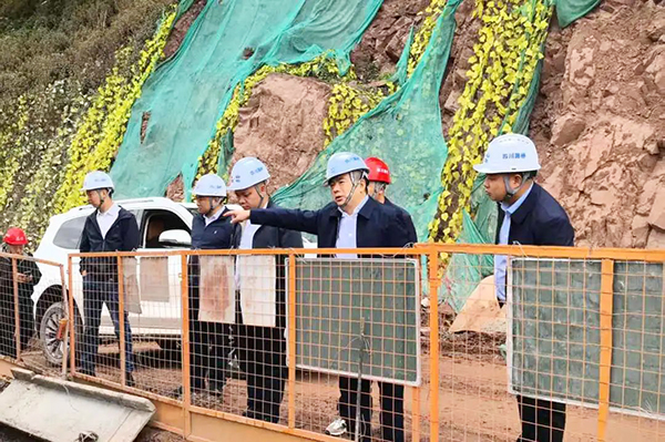 川交公司黨委書記、董事長杜江林一行深入西寧高速公路項(xiàng)目、會(huì)祿高速項(xiàng)目開展“五一”節(jié)前安全專項(xiàng)檢查
